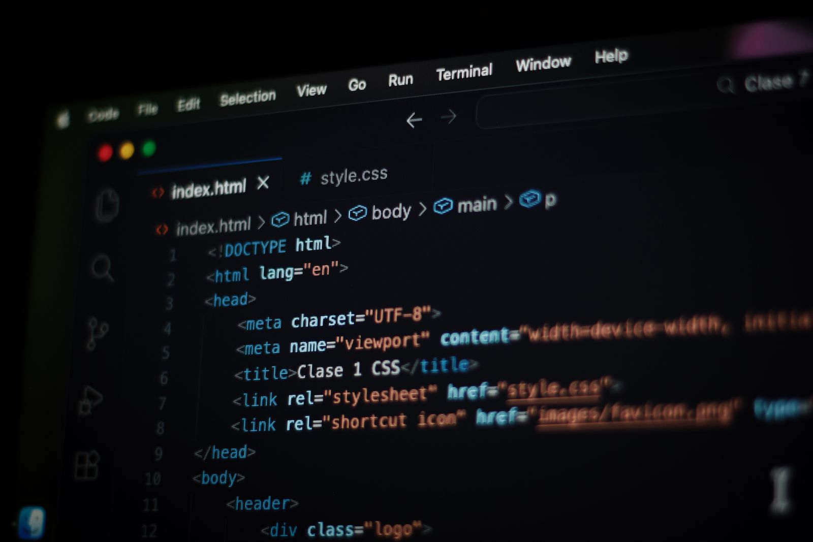 Terminal de commande avec lignes de code sur fond sombre