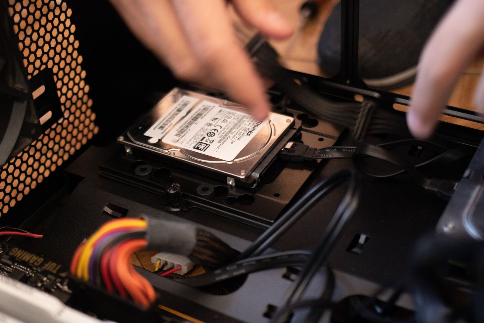 Technicien manipulant un disque dur d'ordinateur