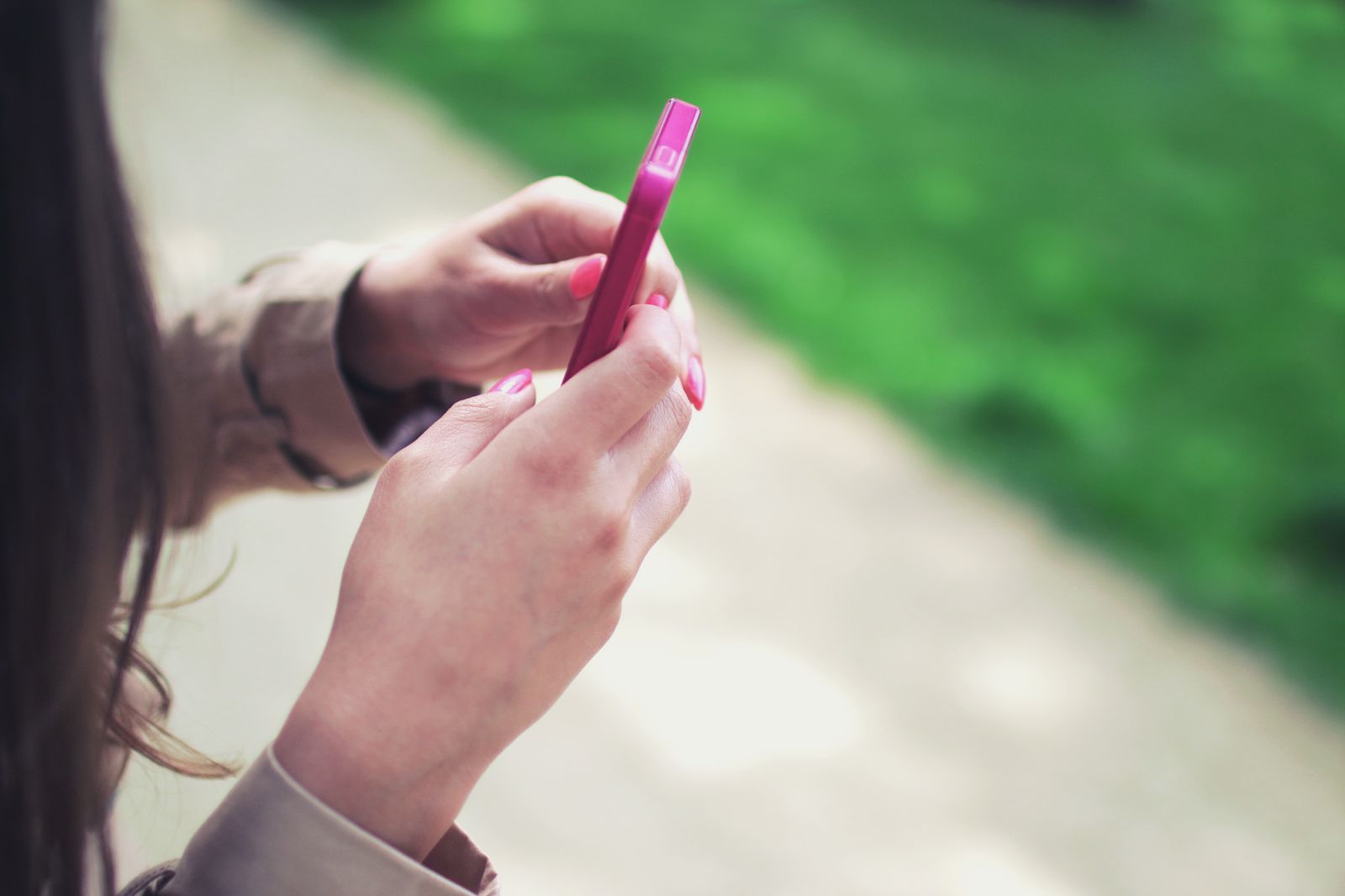 Main tenant un smartphone avec une application ouverte
